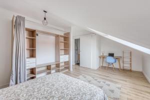Habitación blanca con cama y escritorio en Villa Spacieuse 6 ch/12 personnes/ 6 SDB WC privée, en Valenciennes