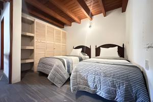 Ένα ή περισσότερα κρεβάτια σε δωμάτιο στο "Casa de las lagartijas" con jacuzzi