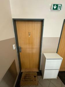 pasillo con puerta de madera y caja en Cozy flat in the city center, en Plzeň