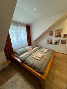 1 dormitorio con 1 cama con 2 toallas en Cozy flat in the city center, en Plzeň