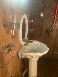 a bathroom with a toilet and a white sink at La fierté in Ziguinchor