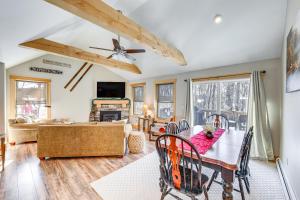 ein Wohnzimmer mit einem Tisch und einem Sofa in der Unterkunft White Mountain Home Near Lakes and Kancamagus Hwy! in Madison