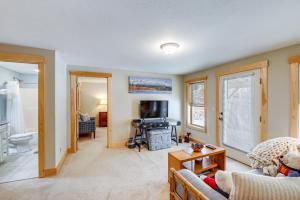 ein Wohnzimmer mit einem Sofa und einem TV in der Unterkunft White Mountain Home Near Lakes and Kancamagus Hwy! in Madison