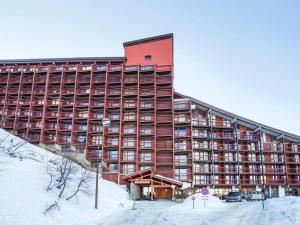 a large apartment building in the snow with a parking lot at Studio Les Arcs 2000, 1 pièce, 4 personnes - FR-1-346-545 in Arc 2000