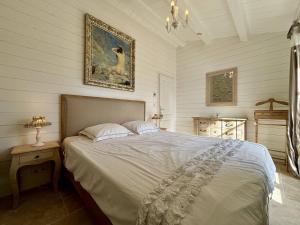 1 dormitorio con 1 cama y una pintura en la pared en Maison La Brée-les-Bains, 3 pièces, 4 personnes - FR-1-246A-285, en La Brée-les-Bains