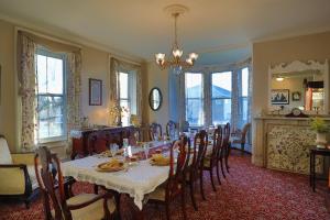 una sala da pranzo con tavolo e sedie di Cloran Mansion Bed & Breakfast a Galena
