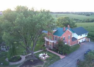 una vista aerea di una casa con un albero di Cloran Mansion Bed & Breakfast a Galena
