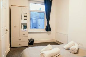 una camera da letto con un letto e asciugamani di Chatsworth St by Prestige Properties SA a Barrow in Furness