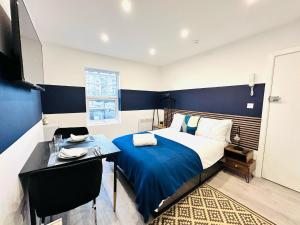 Postel nebo postele na pokoji v ubytování High standard central studios perfect for tourists!