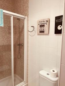 Ένα μπάνιο στο Bonito Piso con 2 habitaciones