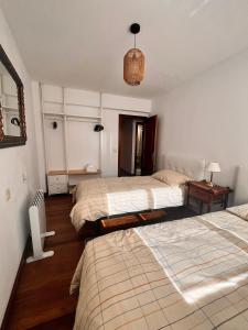 una camera con tre letti e una camera con due letti di Erkiaga Etxea a Lekeitio