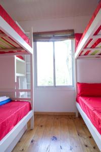 - une chambre avec 2 lits superposés et une fenêtre dans l'établissement Cabañas Chaná y Timbú, à Dique Luján