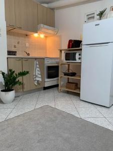kuchnia z białą lodówką w pokoju w obiekcie Little apartment w mieście Patras