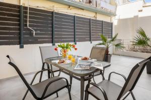 een tafel en stoelen met eten op een balkon bij Apartment Arancione in Chania