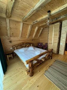 Un pat sau paturi într-o cameră la La cabane COMANDAU