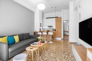 een woonkamer met een bank en een tafel bij Apartment Arancione in Chania