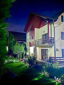 un gran edificio blanco con un patio verde con un patio en Casa Ador, en Sinaia