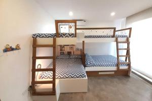 a bedroom with three bunk beds in a room at Moderna Casa vista al mar San Jose,Ruta Spondylus in La Curia