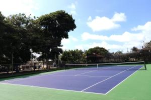 a tennis court with a tennis racket on it at Moderna Casa vista al mar San Jose,Ruta Spondylus in La Curia