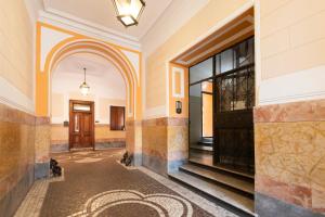 un corridoio vuoto di un edificio con porta di Cloud 9 Hotel a Roma