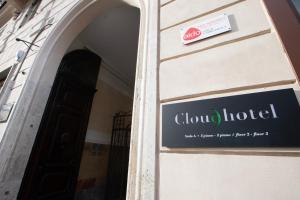 un cartello per un club hotel sul lato di un edificio di Cloud 9 Hotel a Roma