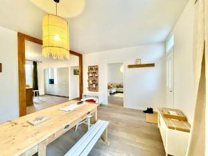 une chambre avec une table en bois et une salle à manger dans l'établissement La Villa Billard - 200 m2 - Jardin, à Saint-Nazaire