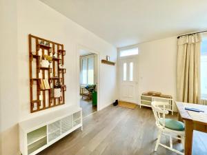- un salon avec une table et un bureau dans l'établissement La Villa Billard - 200 m2 - Jardin, à Saint-Nazaire