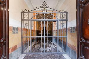 un cancello in ferro in una stanza con fontana di Cloud 9 Hotel a Roma