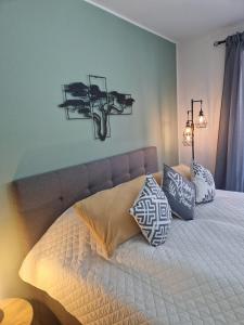 Un dormitorio con una cama con almohadas encima. en DEHOME - Enjoy - Stay by Central Station, en Coblenza