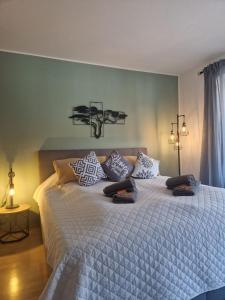 Un dormitorio con una cama grande con almohadas. en DEHOME - Enjoy - Stay by Central Station, en Coblenza