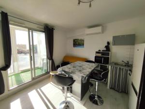 Kuchyňa alebo kuchynka v ubytovaní Appartement VALRAS-PLAGE bord de mer + 9 fotografií