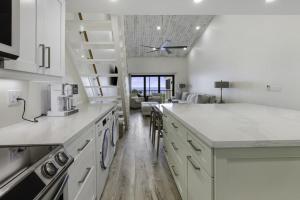 Dapur atau dapur kecil di South Seas Beach Villa 2535 home