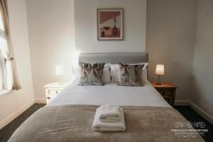 - une chambre avec un lit et 2 serviettes dans l'établissement Dehli St by Prestige Properties SA, à Barrow-in-Furness