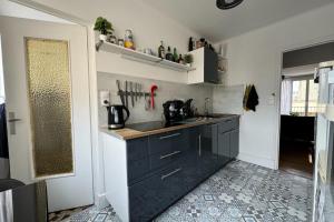 uma cozinha com um lavatório e uma bancada em Spacious cocoon in the city of Caen em Caen
