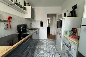uma cozinha com um fogão e um frigorífico em Spacious cocoon in the city of Caen em Caen