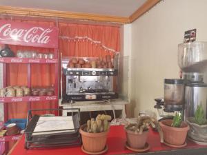 una cocina de cocacola con barra con ollas de comida en Manco Kapac en Copacabana