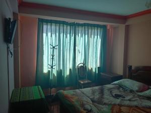 1 dormitorio con 1 cama frente a una ventana en Manco Kapac en Copacabana