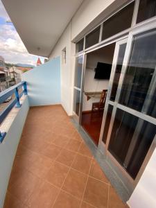 - Balcón con vistas a la sala de estar en Pousada Caetano, en Eugenópolis