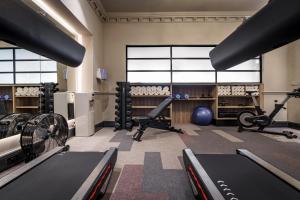 een fitnessruimte met loopbanden en machines in een kamer bij Craig Manor in Bowness-on-Windermere