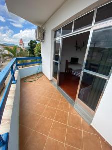 un balcón con vista al mar en Pousada Caetano, en Eugenópolis