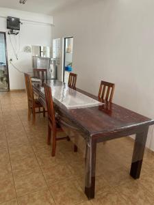 mesa de comedor con sillas en Pousada Caetano, en Eugenópolis