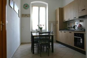 une cuisine avec une table et des chaises et une fenêtre dans l'établissement Casa Brin, à La Spezia
