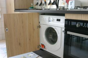een wasmachine in een keuken naast een aanrecht bij Casa Brin in La Spezia