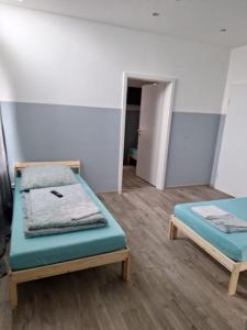Zimmer mit 2 Betten in einem Zimmer in der Unterkunft Kapitän-Dallmann-Str in Bremen