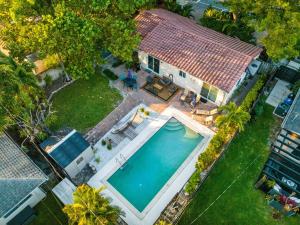 una vista aérea de una casa con piscina en Recently Renovated Paradise with Private Pool! Close to Everything! home, en Fort Lauderdale