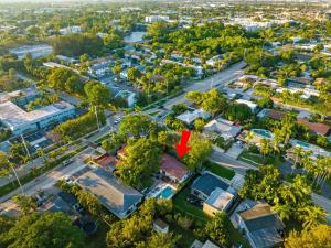 een luchtzicht op een voorstad met een rode pijl bij Recently Renovated Paradise with Private Pool! Close to Everything! home in Fort Lauderdale