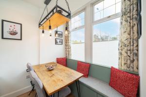 comedor con mesa, sillas y ventana en Grange8 Luxury Snug & Courtyard en Blairgowrie