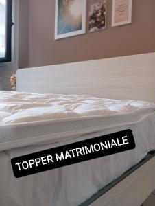 eine Matratze mit einem unfreiwilligen Schild darauf in der Unterkunft Corte 22 B&b e Appartamenti in Borgomanero