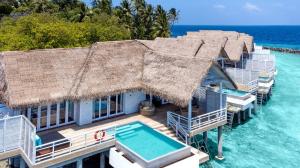 uma casa sobre a água com uma piscina em Amaya Kuda Rah em Dhangethi