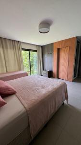 サン・ホッキにあるCasa de Campo Luz da Luaの大きなベッドと大きな窓のある寝室